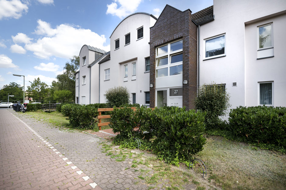Reihenhausähnliche Wohnanlage mit Vorgarten