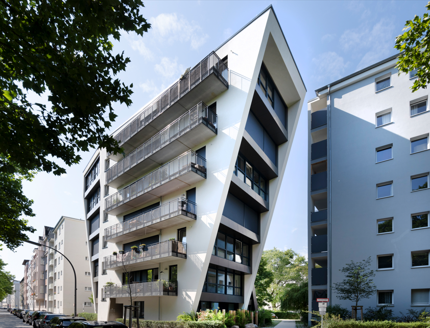 Wohnhaus mit Ecke und grauer Fassade