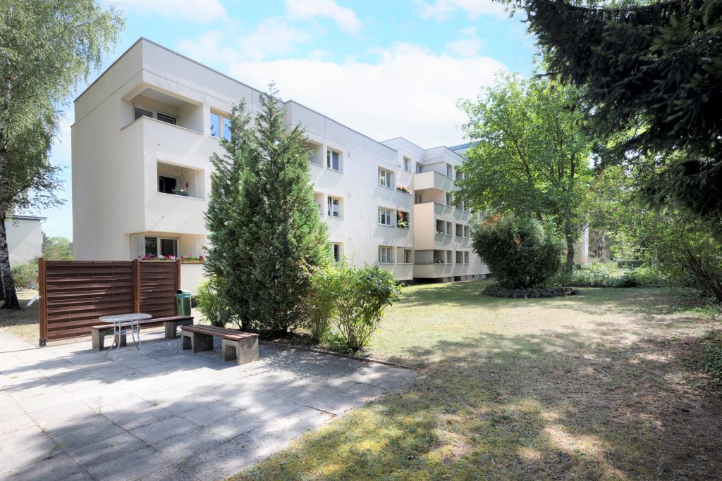 Wohngebäude mit Garten und Rasenfläche