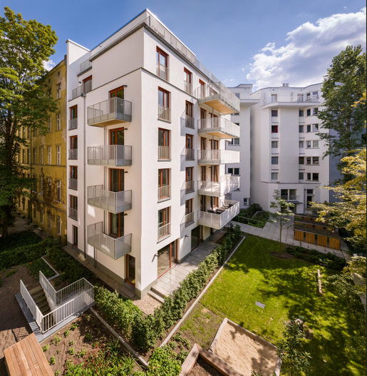 Modernes Mehrfamilienhaus mit weißer Fassade